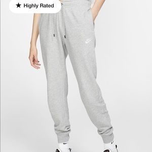 Nike sportswear essential